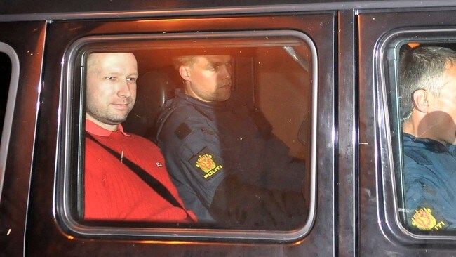 Terrorsiktede Anders Behring Breivik på vei fra retten til politihuset (Foto: Jon-Are Berg-Jacobsen/SCANPIX) Terrorsiktede Anders Behring Breivik på vei fra retten til politihuset (Foto: Jon-Are Berg-Jacobsen/SCANPIX)