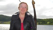 HØR: Kule Lofotr. Reiselivsleder Lone Olsen og reporter Billy Jacobsen, 2009. - Reportasje fra Lofotr Vikingmuseum på Borg i Lofoten sommeren 2009. Reporter Billy Jacobsen møter Janne Markussen, som har sommerjobb som kusk, og reiselivsleder Lone Olsen.
OBS: LIGGER UTE I NRK NORDLAND FYLKESLEKSIKON!
