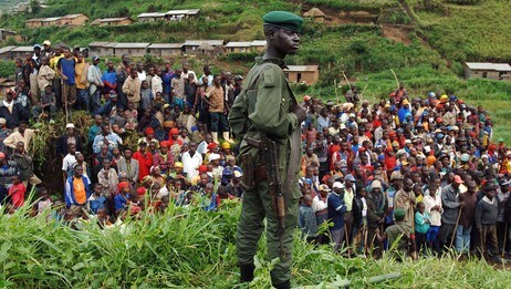 En regjeringssoldat foran en gruppe flyktninger 70 km vest for byen Goma i Kongo. (Foto: LIONEL HEALING/AFP) En regjeringssoldat foran en gruppe flyktninger 70 km vest for byen Goma i Kongo. (Foto: LIONEL HEALING/AFP)