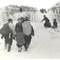 Til slutt ble nøden på øya så stor at folket ble samlet for å berges vekk. Til slutt ble nøden på øya så stor at folket ble samlet for å berges vekk.