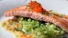 Laks med sommerkål og smørsaus (Foto: Tone G. Johannesen/NRK) Laks med sommerkål og smørsaus (Foto: Tone G. Johannesen/NRK)
