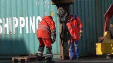 Havnearbeidere (Foto: Øyvind Eskedal/NRK) Havnearbeidere (Foto: Øyvind Eskedal/NRK)