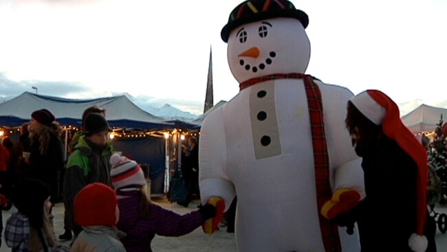 Julemarked Narvik (Foto: Mona Gingstad/NRK) Julemarked Narvik (Foto: Mona Gingstad/NRK)