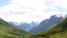 Utsikt fra Klokkurda mot Hjørundfjorden og Slogen.