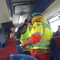 Bergingsmannskap er inne i bussen og kontrollerer at alt står bra til med dei kring 20 busspassasjerane. Bergingsmannskap er inne i bussen og kontrollerer at alt står bra til med dei kring 20 busspassasjerane.