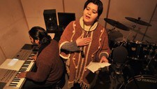 Sanger in studio im Kabul (Foto: MASSOUD HOSSAINI/AFP)