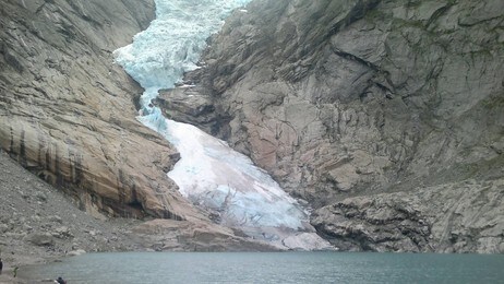 Briksdalsbreen har knekt i to (Foto: Erling Briksdal) Briksdalsbreen har knekt i to (Foto: Erling Briksdal)