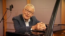Video Fra arkivet: Eyvind Solås intervjues til NRKs 75 års jubileum (Foto: Nyhetsspiller) Video Fra arkivet: Eyvind Solås intervjues til NRKs 75 års jubileum (Foto: Nyhetsspiller)