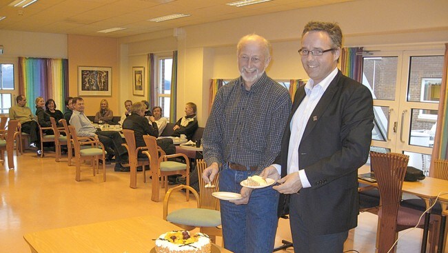 Fest og feiring med bløtkake da høgskolen i Molde fikk status som vitenskapelig høgskole.  (Foto: Gunnar Sandvik/NRK)