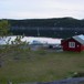 Nede ved havet kommer du til Egnarbua, der det er plass til 2-4 overnattende. Her er to robåter, ei nydelig strandeng, spennende svaberg og sandstrand.