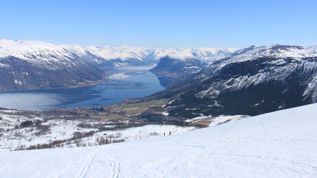Jølstravatnet og Sanddalen frå Nonsnipa (Foto: Kjell Arvid Stølen/NRK)