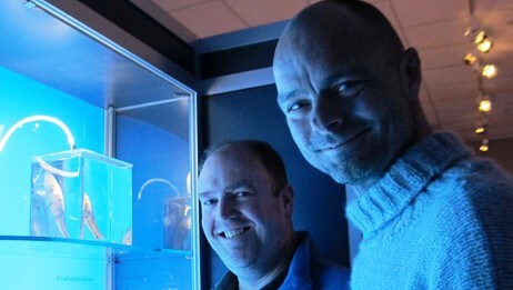 Atle Fiskå og Endre Elvestad fra Stavanger Museum i vandreutstillingen ”Dypere enn lyset”. (Foto: Øyvind Arntsen/NRK) Atle Fiskå og Endre Elvestad fra Stavanger Museum i vandreutstillingen ”Dypere enn lyset”. (Foto: Øyvind Arntsen/NRK)