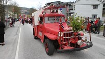 Veteranbrannbil leiar an 17. mai-toget i Førde (Foto: Ole André Rekkedal/NRK)