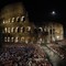 En horde av troende venter på paven foran Colosseum i Roma.