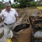 En mann ser på tønnene som er brukt i opprydningsarbeidet etter oljeboringen i Ecuador på 70- og 80-tallet.