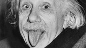 Albert Einstein geiper til fotografen på 72-årsdagen sin (Scanpix/AFP) Albert Einstein geiper til fotografen på 72-årsdagen sin (Scanpix/AFP)
