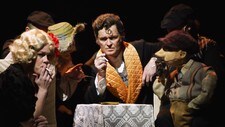 Effi Marconi (Monica Hjelle) og Dickie Dick Dickens (Johannes Joner) på Centralteatret (Foto: LP Lorentz/Oslo Nye Teater) Effi Marconi (Monica Hjelle) og Dickie Dick Dickens (Johannes Joner) på Centralteatret (Foto: LP Lorentz/Oslo Nye Teater)