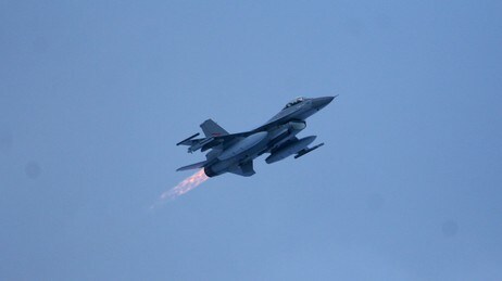 Jagerfly på vingene (Foto: Helge Lyngmoe/NRK)