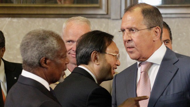 Kofi Annan rettar peikefingaren mot Sergej Lavrov. (Foto: DENIS BALIBOUSE/Reuters) Kofi Annan rettar peikefingaren mot Sergej Lavrov. (Foto: DENIS BALIBOUSE/Reuters)