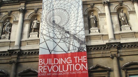 Utstillingsbanner for 'Revolusjonsbygging', Royal Academy of Arts. (Foto: Nina Skurtveit/NRK) Utstillingsbanner for 'Revolusjonsbygging', Royal Academy of Arts. (Foto: Nina Skurtveit/NRK)