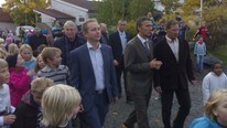 Bård Vegard Solhjell og Jens Stoltenberg besøker Stange skole (Foto: Arne Trolldalen/NRK) Bård Vegard Solhjell og Jens Stoltenberg besøker Stange skole (Foto: Arne Trolldalen/NRK)