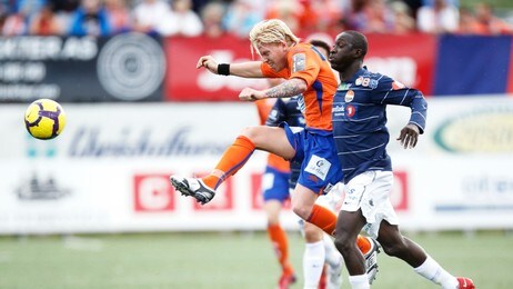 Fredrik Carlsen i duell med Godsets Alfred Sankoh (Foto: Lien, Kyrre/Scanpix) Fredrik Carlsen i duell med Godsets Alfred Sankoh (Foto: Lien, Kyrre/Scanpix)