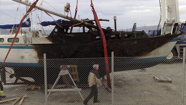 Brannskadet båt (Foto: Rolf Jakobsen/NRK)