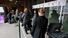 Folk står i kø for å få vaksine mot svineinfluensa (Foto: Aas, Erlend/Scanpix) Folk står i kø for å få vaksine mot svineinfluensa (Foto: Aas, Erlend/Scanpix)
