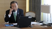 Ban Ki-moon på telefon med libysk statsminister (Foto: EVAN SCHNEIDER/Afp) Ban Ki-moon på telefon med libysk statsminister (Foto: EVAN SCHNEIDER/Afp)