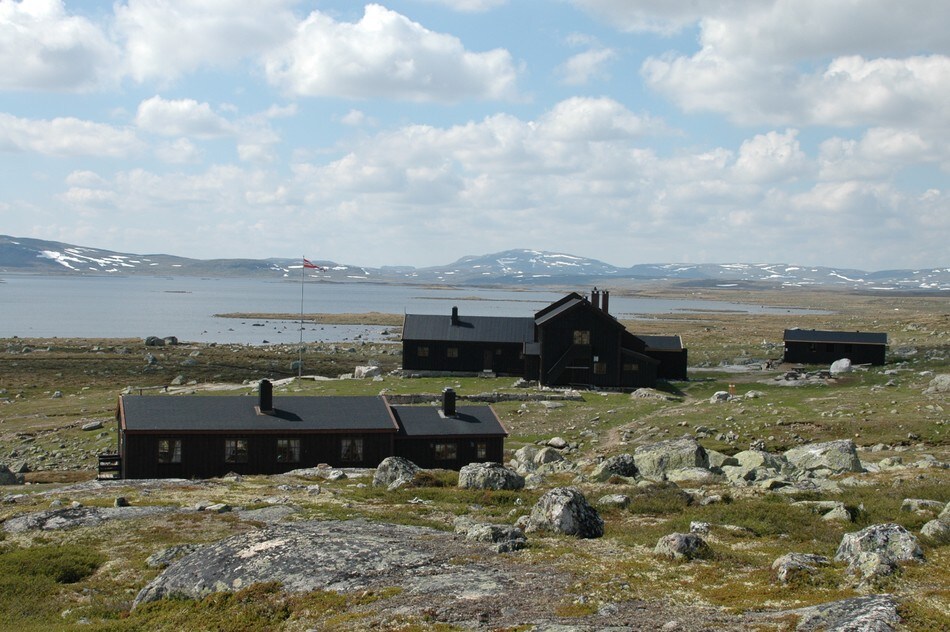 Sandhaug ligger vakker til på Hardangervidda
