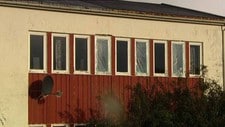 Knuste vinduer på Senjehesten (Foto: NRK) Knuste vinduer på Senjehesten (Foto: NRK)