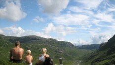 Arild Bjordal, Harald Bjordal og Lene Bjordal på vei fra Åbødalen i Sauda til Sandvasshytta i Etnefjellene en varm augustdag.