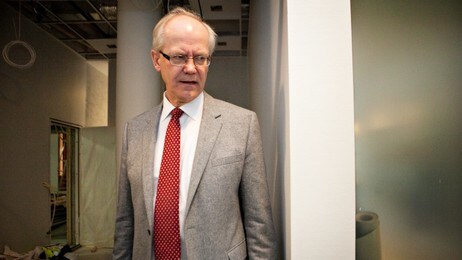 Geir Engebretsen med dommerrommet i bakgrunnen (Foto: Anette Karlsen/NRK) Geir Engebretsen med dommerrommet i bakgrunnen (Foto: Anette Karlsen/NRK)