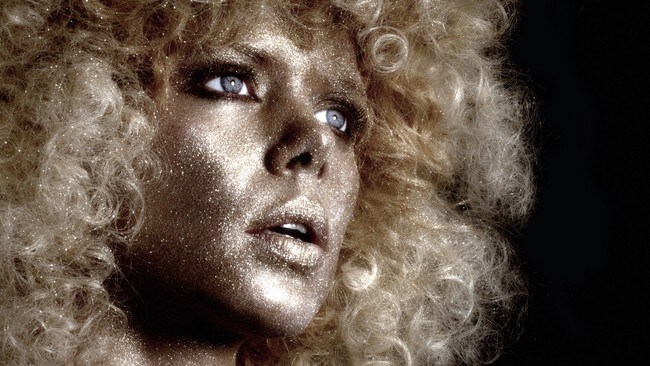 Maya Vik - slik fotografen Pål Laukli og AD-en Gary Swindell ser henne. (Foto: Pål Laukli/Gary Swindell/Pål Laukli/Gary Swindell.) Maya Vik - slik fotografen Pål Laukli og AD-en Gary Swindell ser henne. (Foto: Pål Laukli/Gary Swindell/Pål Laukli/Gary Swindell.)