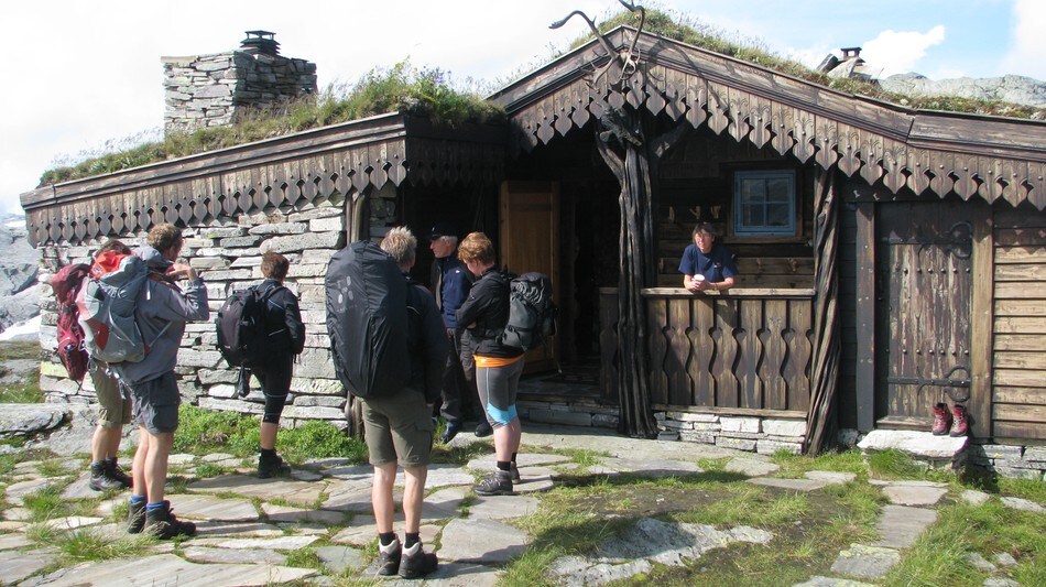 Ved hytten Breidablikk på Skrott, flott dagstur fra Vending eller man går opp hit på vei til/fra Vending. Privat hytte bygget i stein.