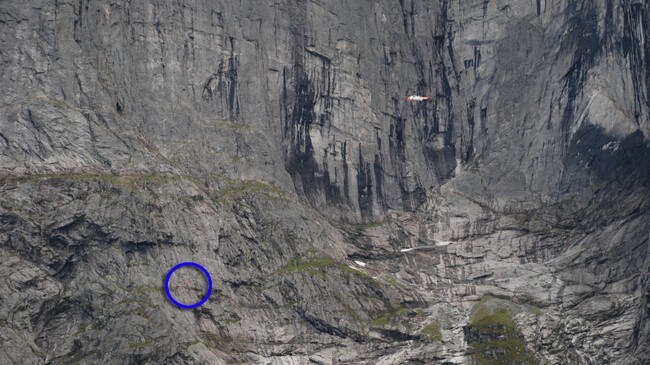Redningshelikopter er ved Trollveggen. Innmerket er basehopperen.  (Foto: Ole Johnny Amundsen)