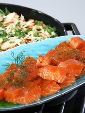 Gravlaks med lun potetsalat (Foto: Eva Rados/SVT) Gravlaks med lun potetsalat (Foto: Eva Rados/SVT)