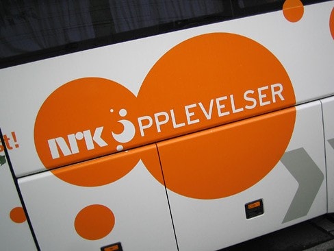 Logo NRK Opplevelser på buss Logo NRK Opplevelser på buss
