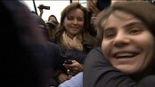 Her møter Jekaterina familien igjen - En russisk ankedomstol har løslatt Jekaterina Samutsevitsj i punkbandet Pussy Riot, men opprettholdt dommen på to års fengsel for de to andre.
