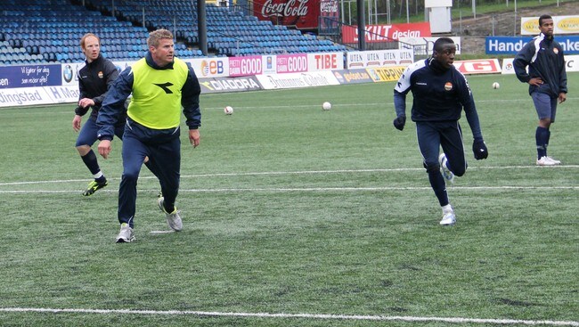 Sportssjef Jostein Flo på trening med Strømsgodset (Foto: Caroline Enge/NRK) Sportssjef Jostein Flo på trening med Strømsgodset (Foto: Caroline Enge/NRK)