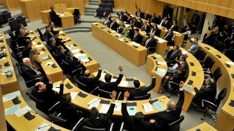 Kypros' nasjonalforsamling stemte ned et forslag om skatt på bankinnskudd (Foto: Yiannis Nissiotis/Reuters) Kypros' nasjonalforsamling stemte ned et forslag om skatt på bankinnskudd (Foto: Yiannis Nissiotis/Reuters)