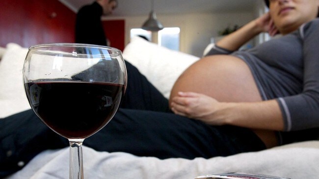 Gravid kvinne med rødvinsglass (Foto: Colourbox.com) Gravid kvinne med rødvinsglass (Foto: Colourbox.com)