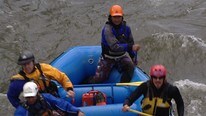 Indira Rana som raftingguide (Foto: Geir Bernhard Randby/NRK)