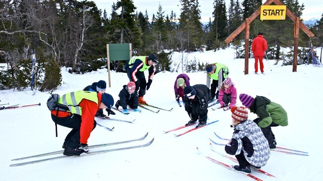 Hode, skulder, kne og ski-lek på barneskikursene til Trondhjems Skiklubb. (Foto: Arne Kristian Gansmo/NRK) Hode, skulder, kne og ski-lek på barneskikursene til Trondhjems Skiklubb. (Foto: Arne Kristian Gansmo/NRK)