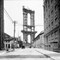 Slik så Manhattan Bridge ut 5. juni 1908. Et enormt byggverk, som tårner over Washington Street.