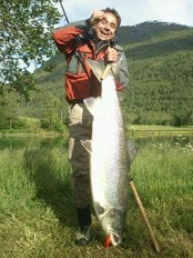 Rune Jensen med laksen på 20,26 kilo (Foto: Privat) Rune Jensen med laksen på 20,26 kilo (Foto: Privat)