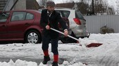 Treskifestivalgeneral Torstein Tvinnereim gjer løypa klar til bruk.