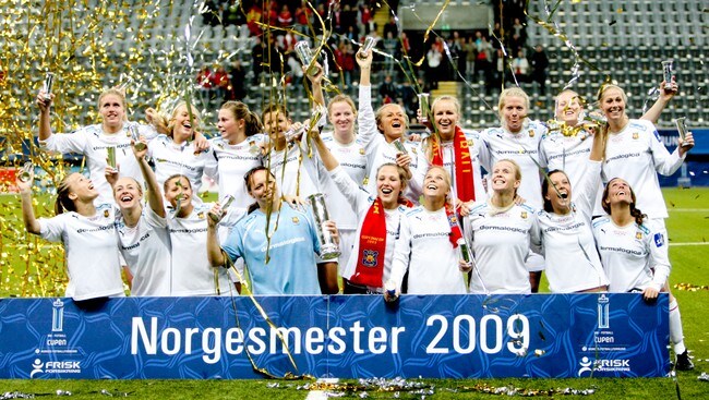 Røa-spillerne jubler for cupmesterskapet (Foto: Stian Lysberg Solum/Scanpix)