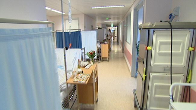 Fulle korridorer på SUS (Foto: Kaj Hjertenes/NRK) Fulle korridorer på SUS (Foto: Kaj Hjertenes/NRK)