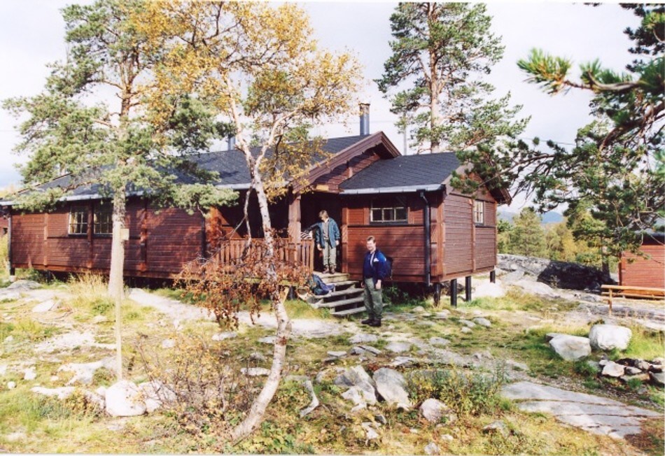 Hovedhytta har 21 sengeplasser fordelt på to avdelinger. Her kan grupper forhåndsreservere.
